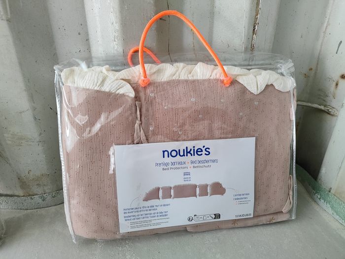 Tour de lit / protège barreaux rose en Veloudoux NOUKIE'S