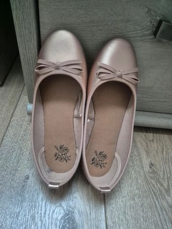 Chaussures ballerines "la halle" dorées pointure 35 état neuves