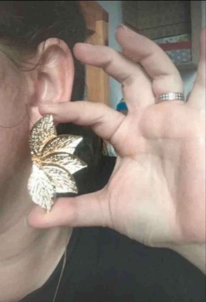 Boucles d’oreilles NEUVES pour femme forme de pétales de fleurs couleur doré - photo numéro 3