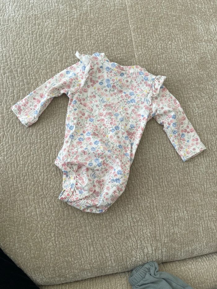 Body fleuri taille 0-1mois /50 cm  h&m - photo numéro 2