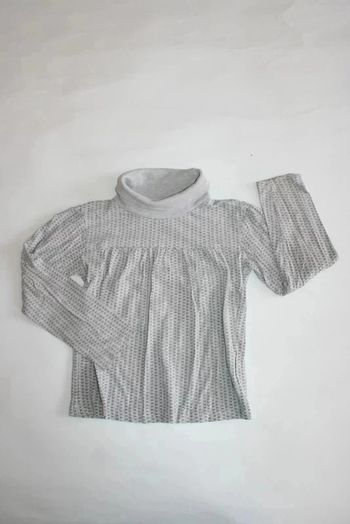 Sous pull gris clair avec petits motifs fleurs Tissaia, 6 ans