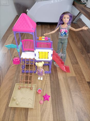Parc enfants barbie avec ses 2 barbies et accessoires 