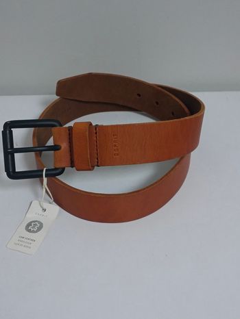 Ceinture en cuir de bovins de marque esprit 
Longueur 80 cm largeur 4 cm 
Prix en boutique 39 euros 
neuve jamais portée 
Envoi rapide
J ai encore une taille 80 et 90 cm