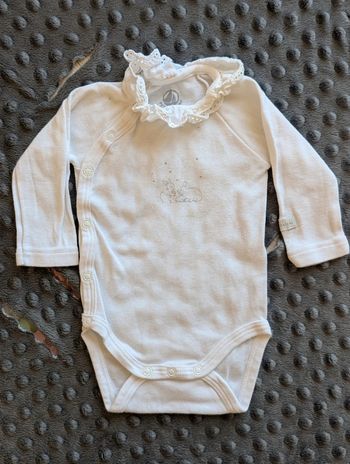 Body Petit Bateau - Taille 1 mois - Très bon état - Col à volant