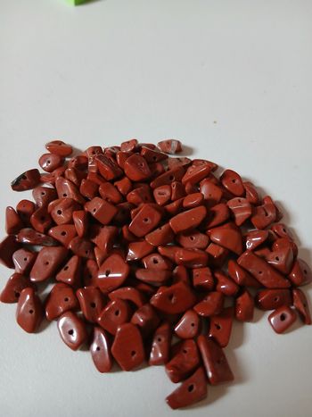 Perles en jaspe rouge
