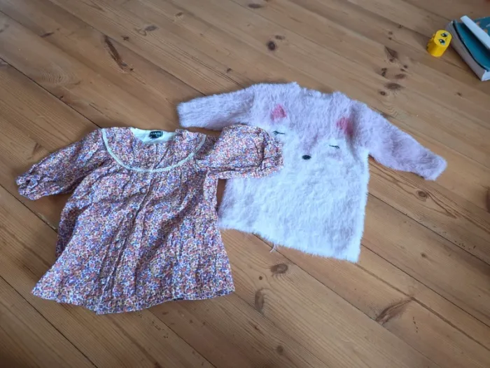Lot de 2 robes d'hiver en 6 mois.