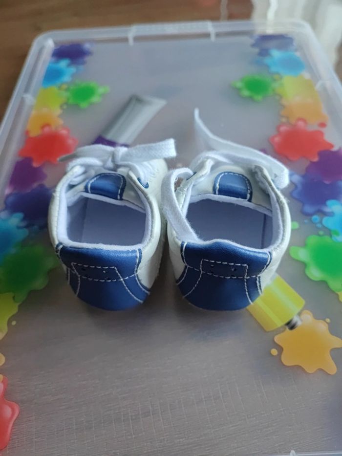 Baskets bébé blanches et bleues - photo numéro 3