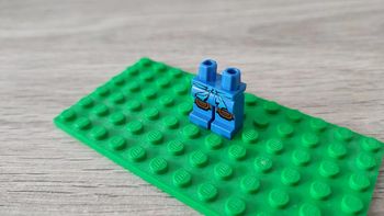 Hanches et jambes avec ceinture azur 6099477 pièce détachée Lego #C06