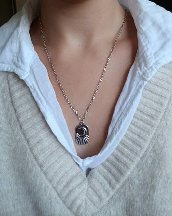 Joli collier plaque avec lune