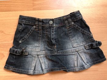 Jolie jupe courte en jean noir T. 2 ans/24 mois Vinyl Fraise TBE