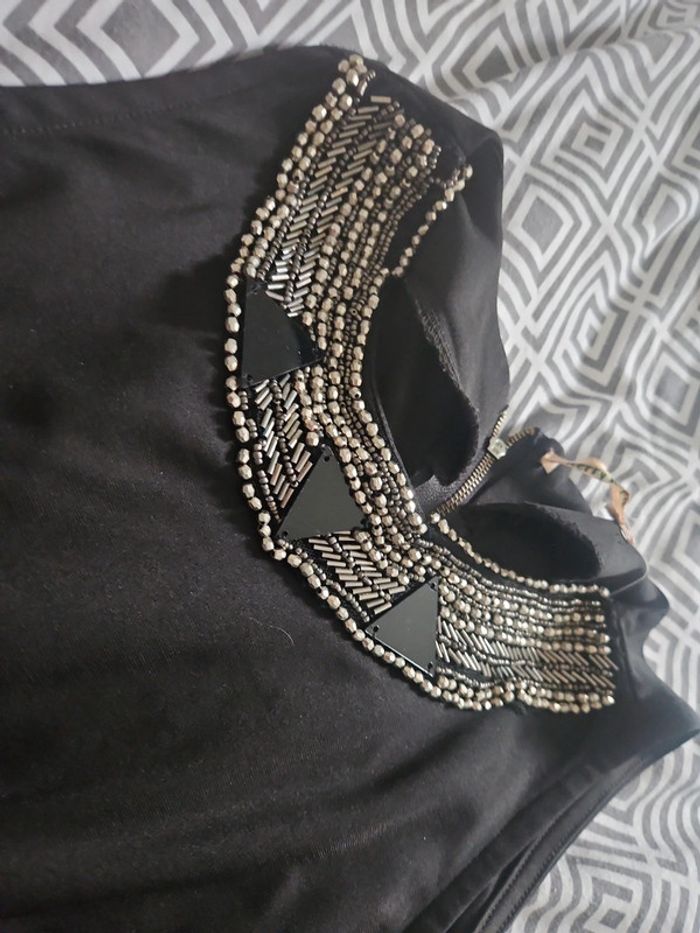 Top peplum noir avec bijoux - photo numéro 2