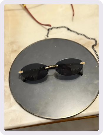 Lunette de soleil ovale noire