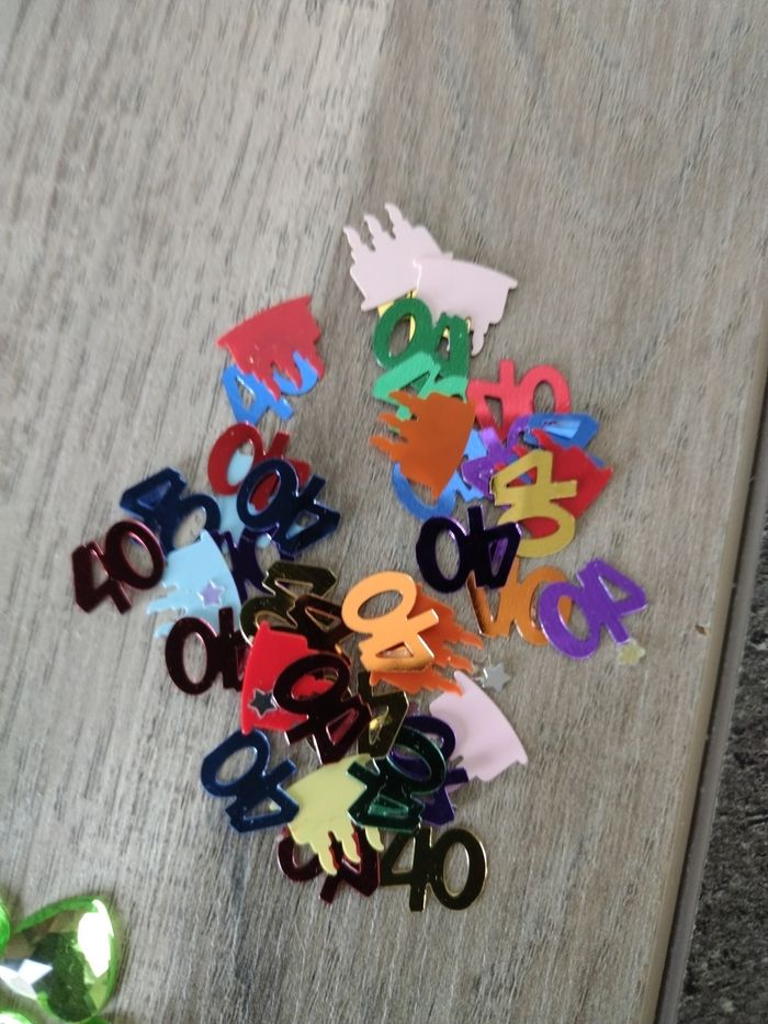 Confettis "40",gâteaux, petites étoiles et cœurs Neuf - photo numéro 3