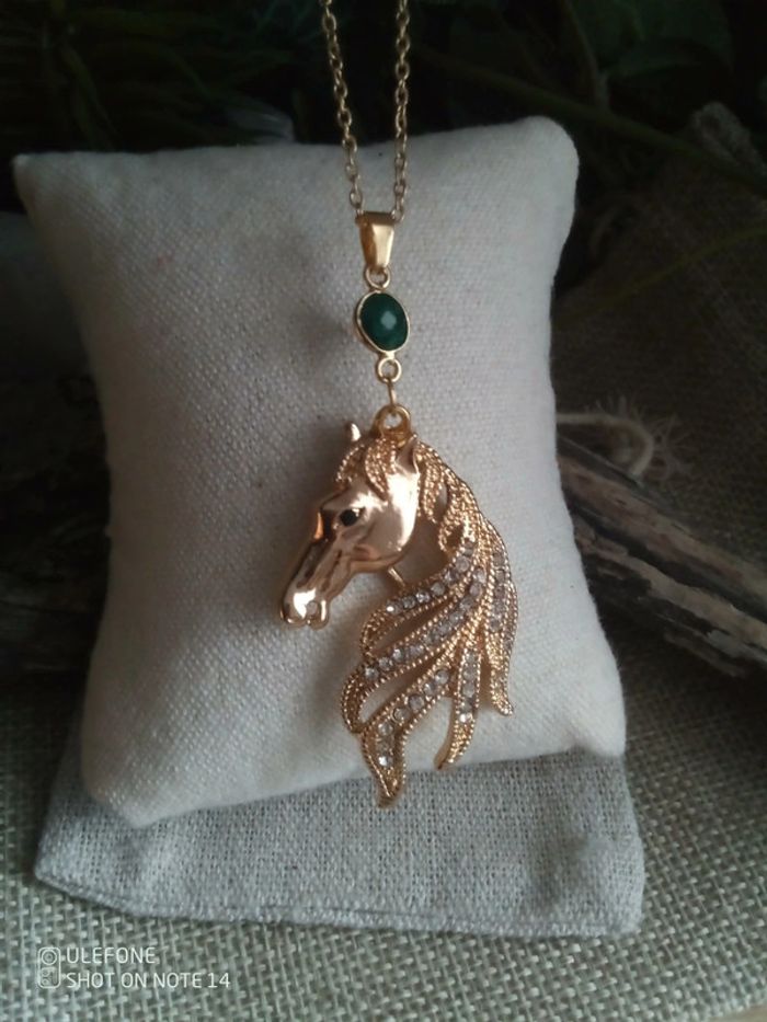 Collier cheval et pierre d'émeraude brute