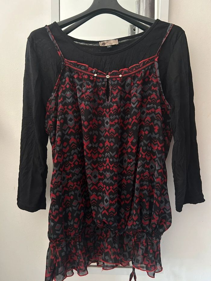 Tunique noire et rouge