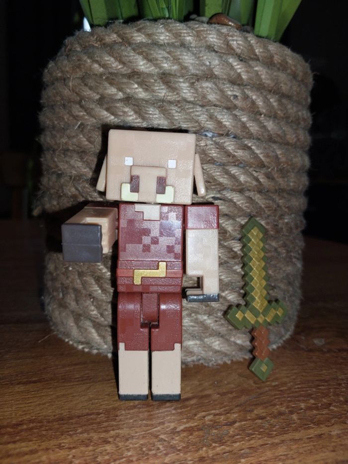 Figurine minecraft avec épée