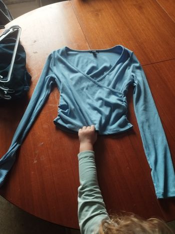 Haut a manches longues taille XS bon état général 1.80 femme 