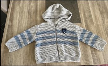 Gilet avec capuche et fermeture zip tricoté main taille 3/4 ans