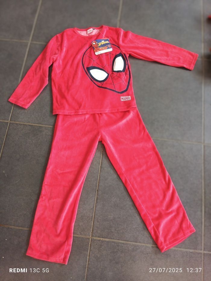 Pyjama velours Spiderman neuf 6 ans - photo numéro 2