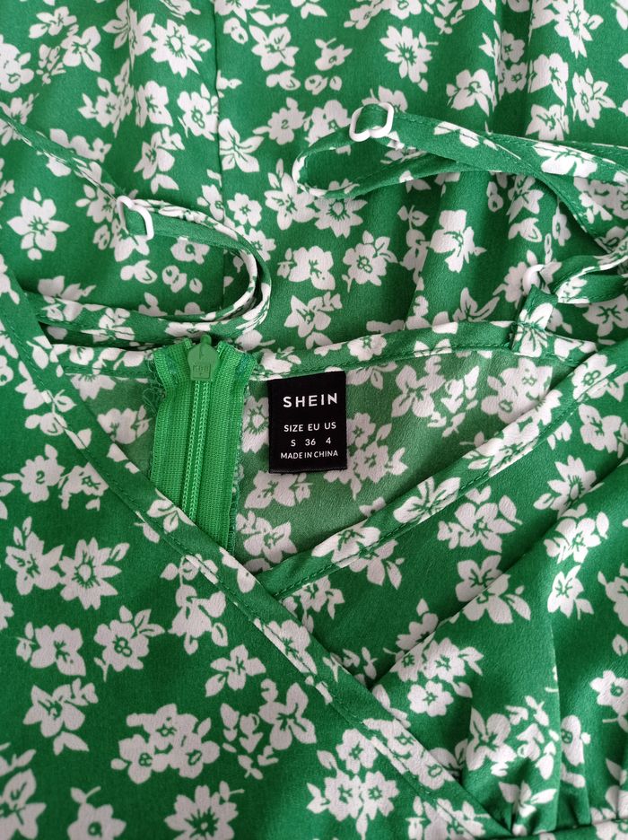 ROBE courte SHEIN Verte Fleurs Blanches. - photo numéro 3