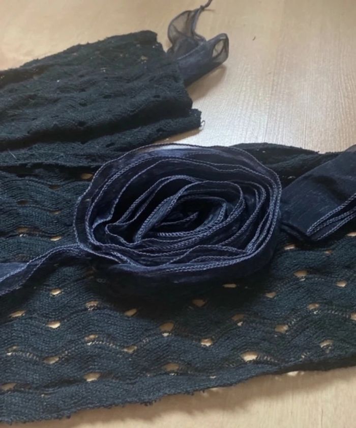 Foulard noir avec rose - photo numéro 2