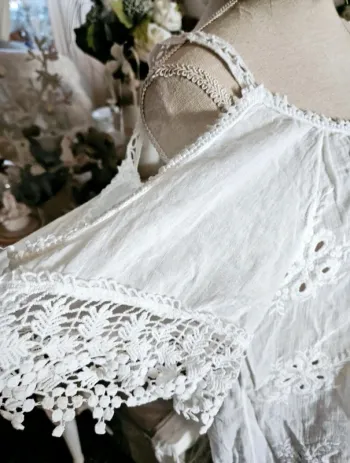 Blouse blanche épaules dénudées dentelle Actuelle Taille 42/44 Neuve