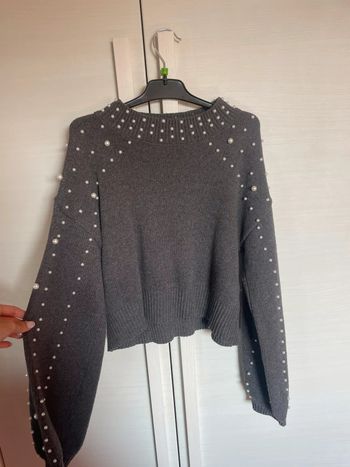 pull gris avec perles