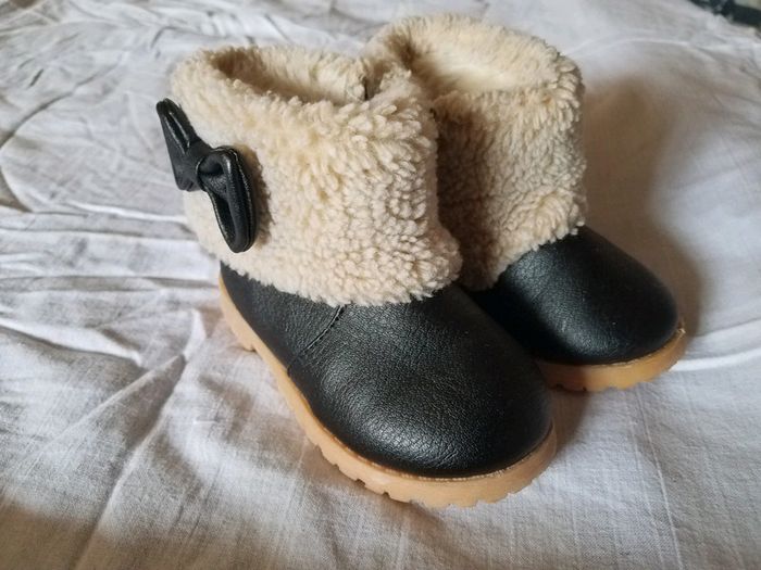 Bottines noires taille 22