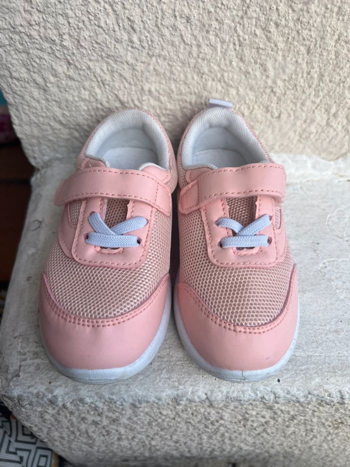Paire de baskets fille pointure 26 bon état - photo numéro 2