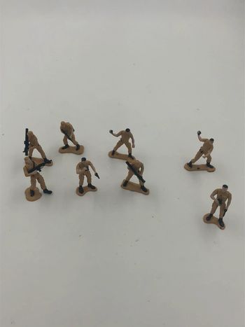 Lot de 8 figurines articulé militaires Majorette échelle 1:60