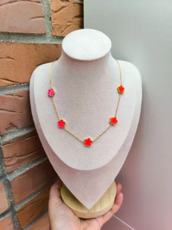 Collier doré avec trèfles roses fushia nacrés