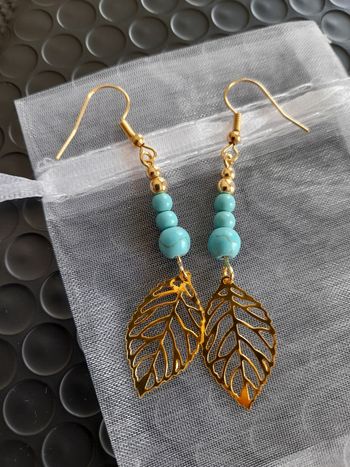Boucles d'oreilles pendantes Turquoise et feuille doré
