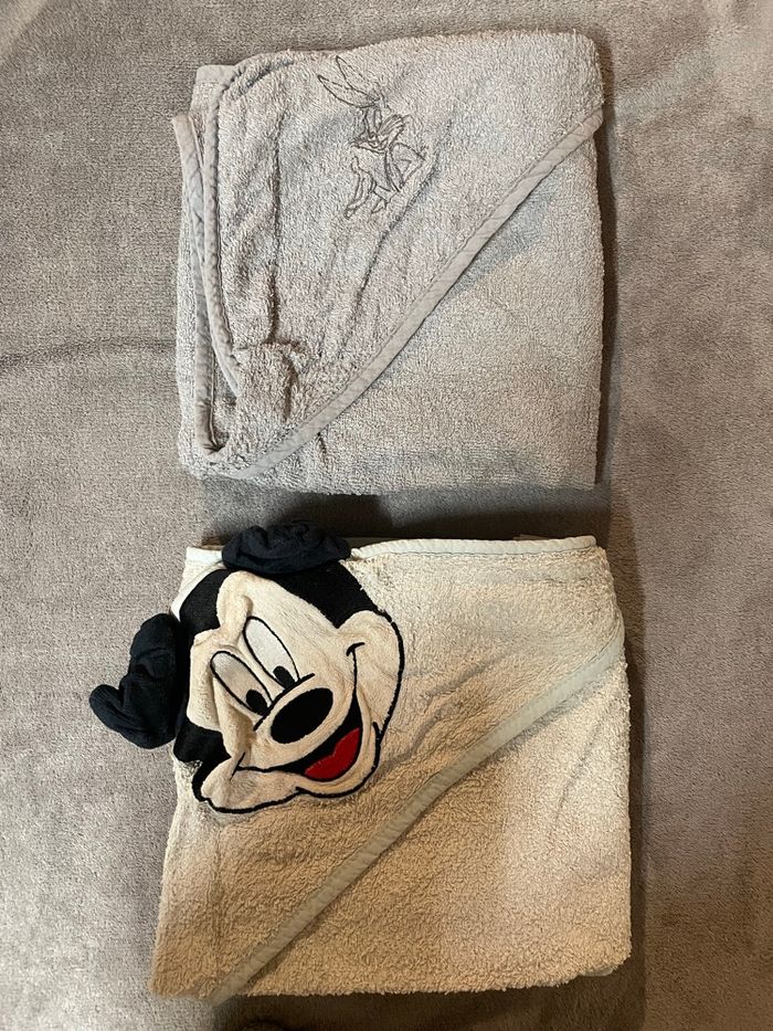 Lot 2 capes de bain bébé • Looney Tunes & Disney Baby • Bugs Bunny & Mickey