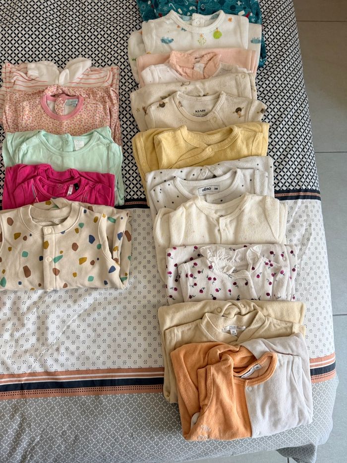 Lot pyjamas et bodies - photo numéro 3