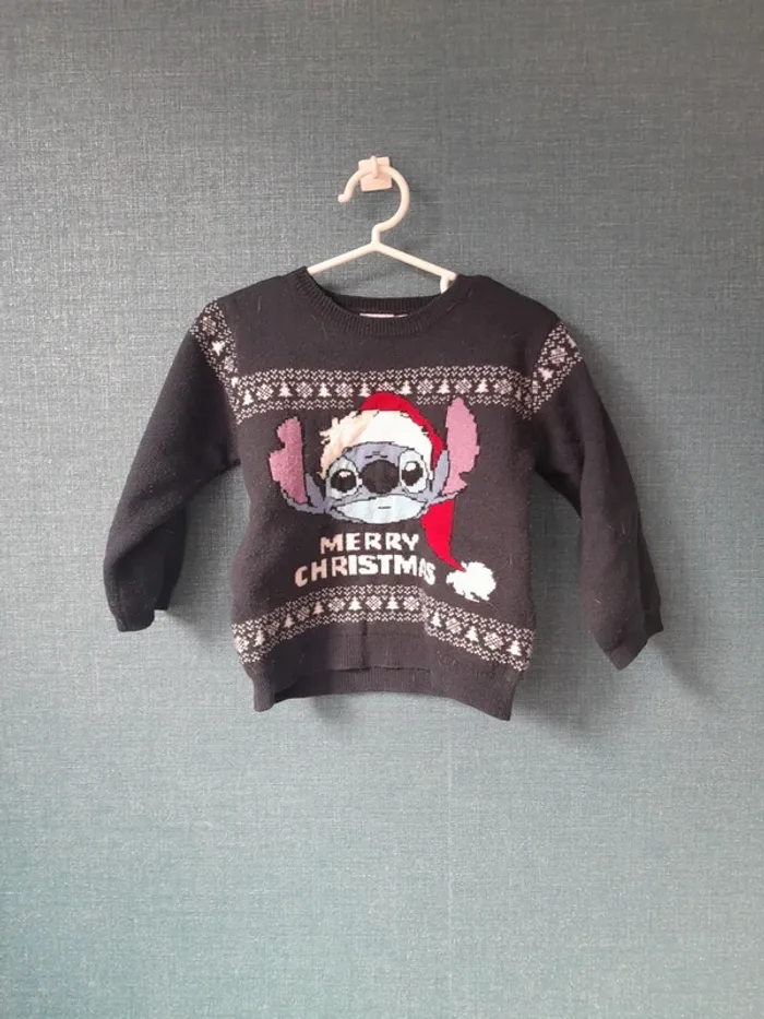 Jolie pull de Noël  - Stitch en taille 18 mois ( 86 cm )