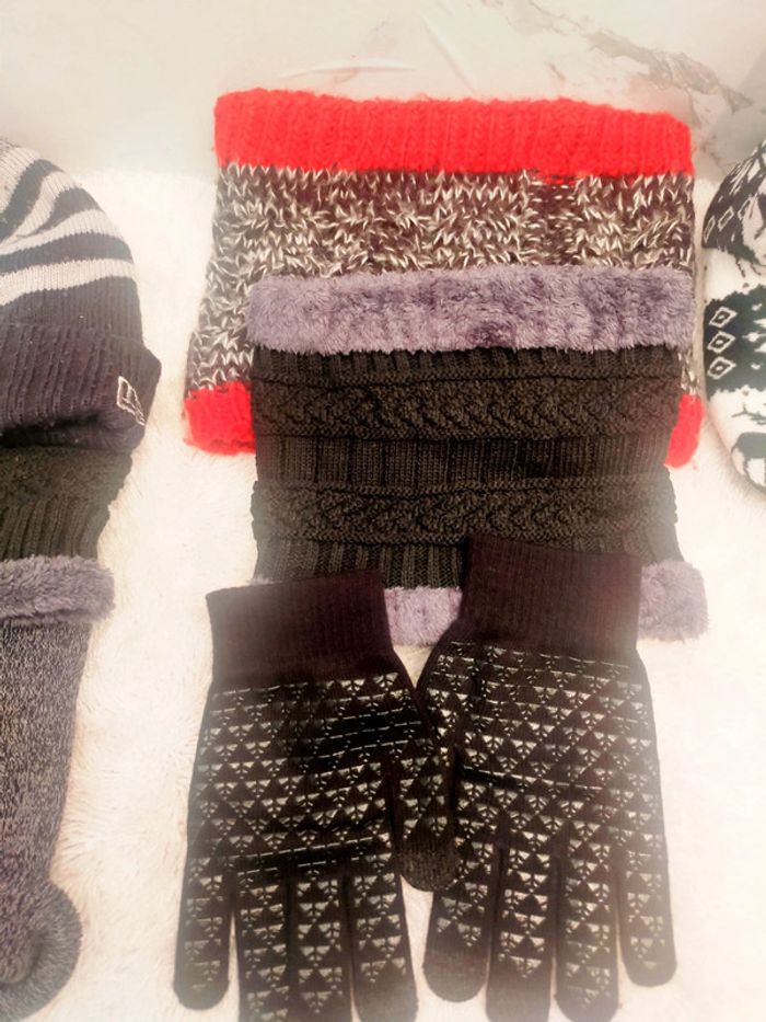 Lot de 3 bonnets,2caches cou,1 paire de gants et 1 paire de pantoufles fourrées.(7articles) - photo numéro 4