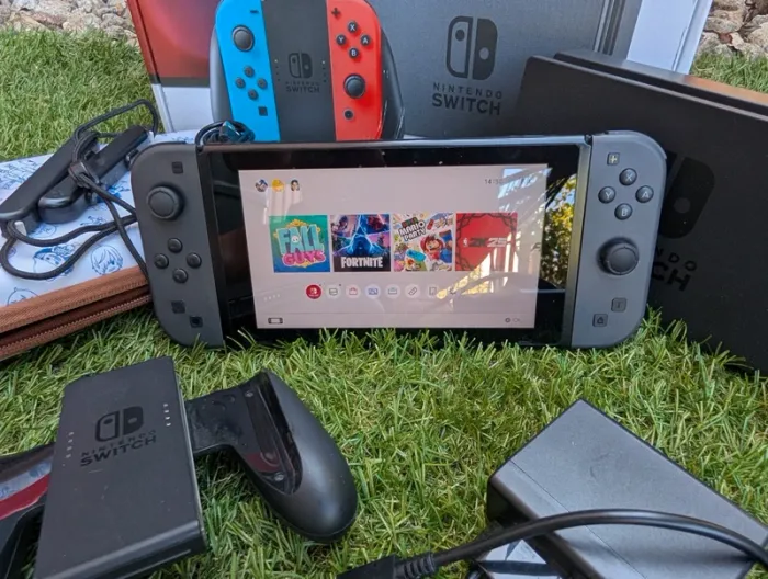 Console Nintendo Switch manettes carte SD pochette ect.. - photo numéro 7