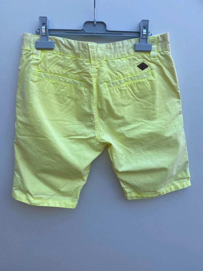 Short jaune - photo numéro 5
