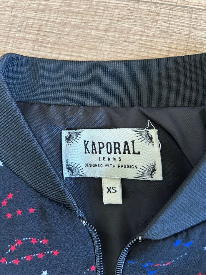 Veste noire et imprimée Kaporal taille XS excellent état - photo numéro 10