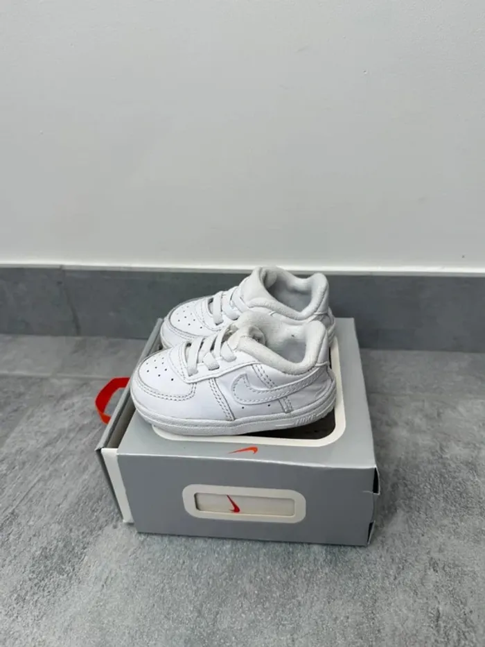 Baskets bébé unisexe Nike Air force blanches taille 18,5 super état - photo numéro 3