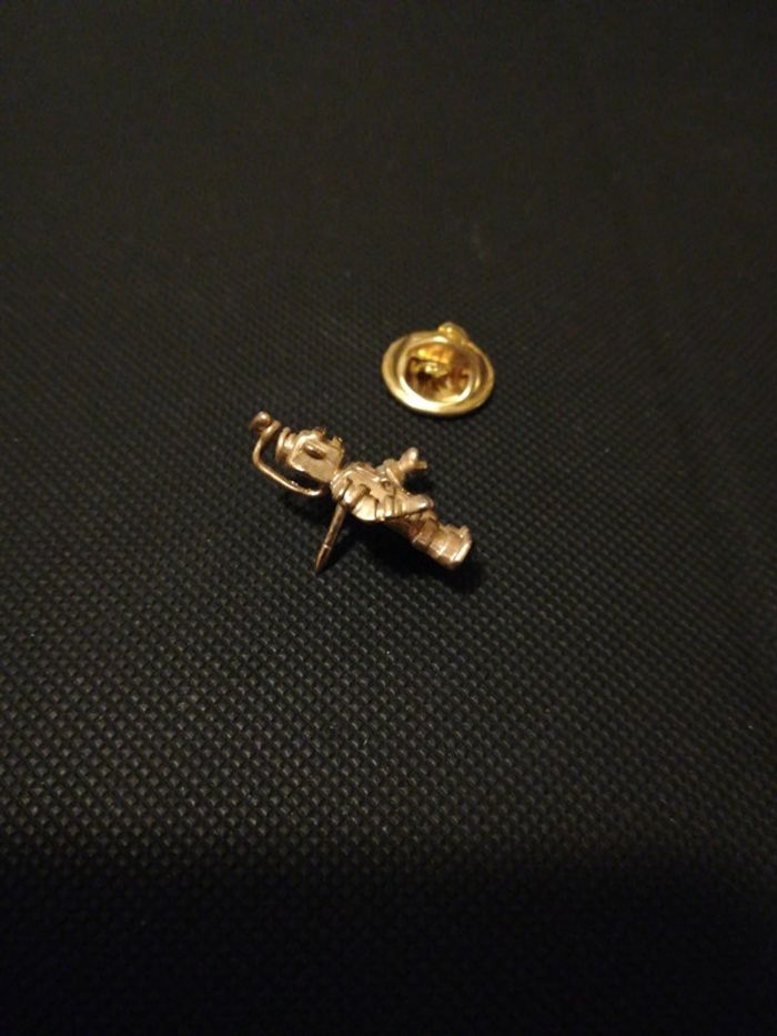 Pin's petit Robot doré relief - photo numéro 3