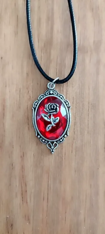 Collier pendentif type camée fleur