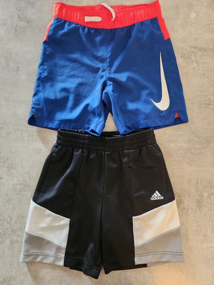 2 shorts garcon 6 ans en très bon état