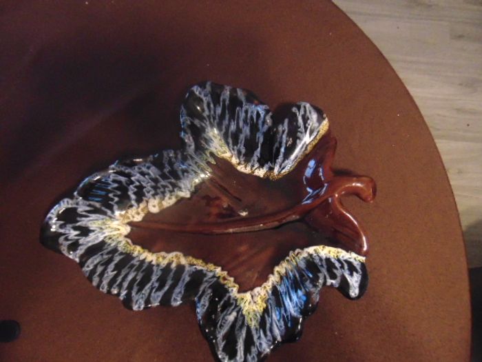 Plat / coupelle Vallauris vintage en forme de feuille - photo numéro 2