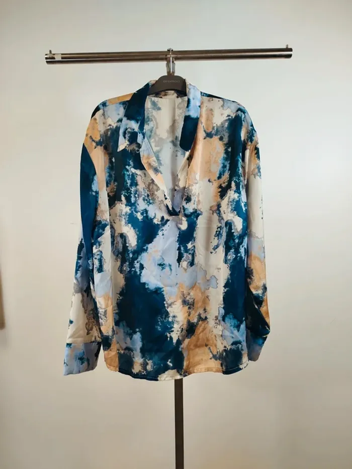 Chemise ample  Chemise fluide imprimé aquarelle bleu beige coupe droite col V taille T. 54A1377