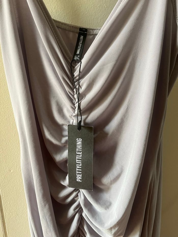 Robe satinée grise PrettyLittleThing neuve avec étiquette – Taille 40 Robe chic - photo numéro 1