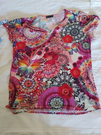 Tres beau tee shirt a motifs
