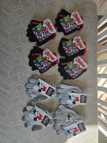 Lot 9 paires de gants neufs Mickey/ minnie et avengers