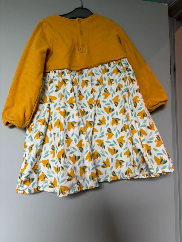 Robe jaune à fleurs
