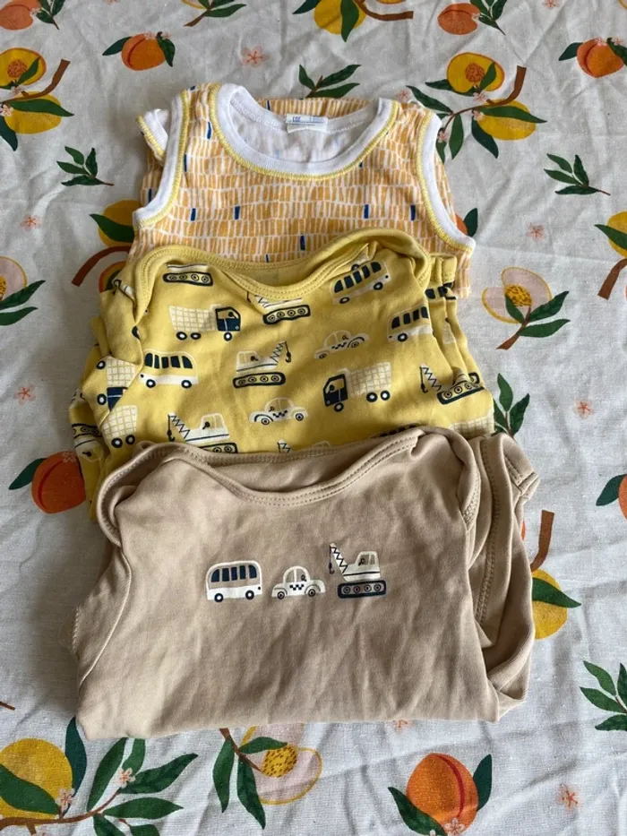 Lot de 3 bodies état neuf taille 6-9 mois